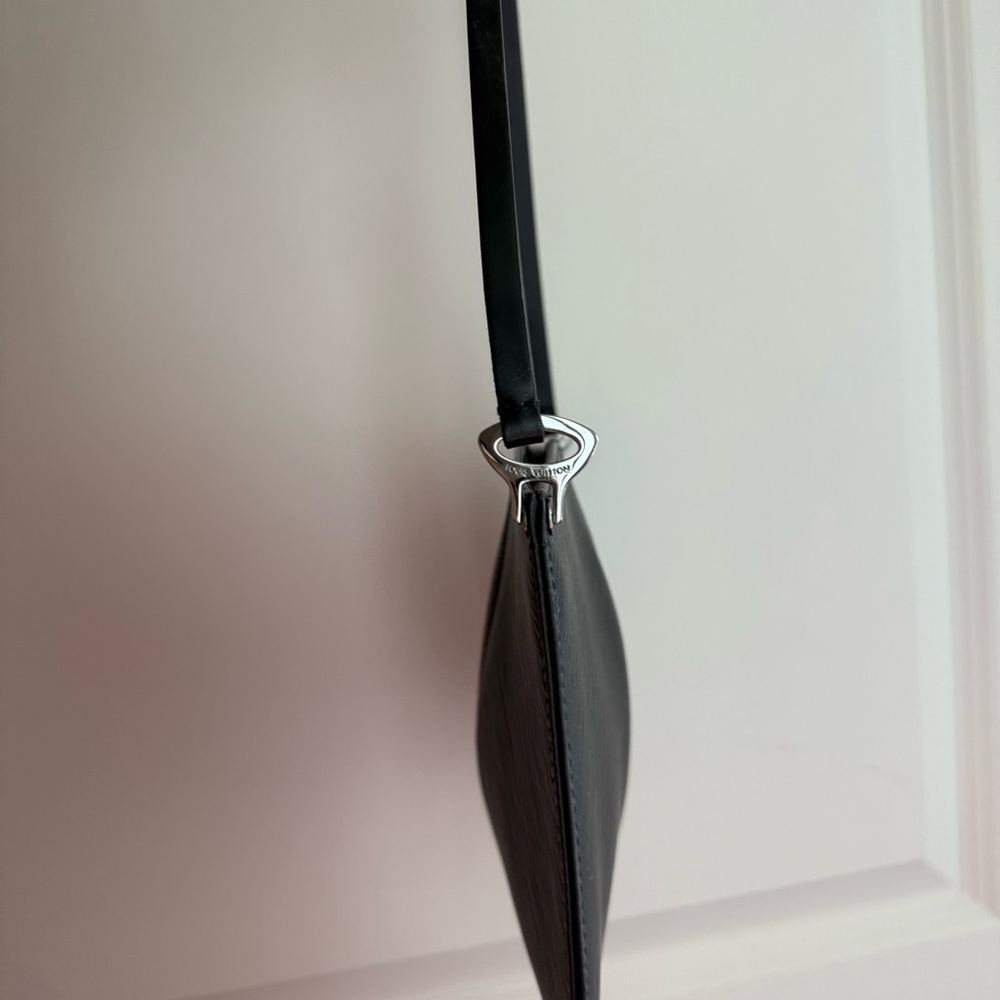 Louis Vuitton Epi Pochette Demi-Lune in Black - Picture 4 of 7